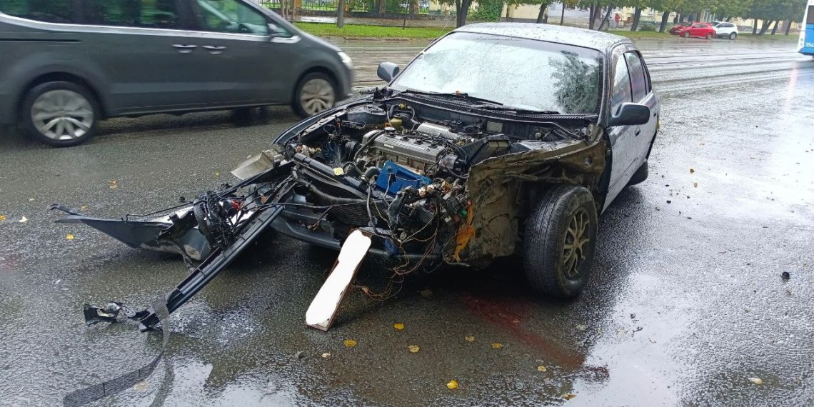 Новосибирский лихач проехал на красный и снес девушку