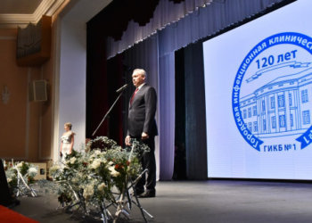 120 лет на защите здоровья: Губернатор Андрей Травников поздравил коллектив инфекционной больницы №1 с юбилеем