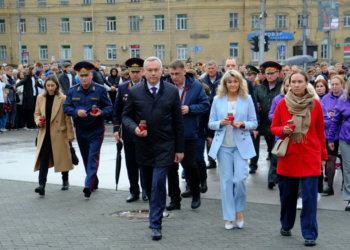 Губернатор Андрей Травников вместе с сотнями новосибирцев почтил память жертв террористического акта в Беслане