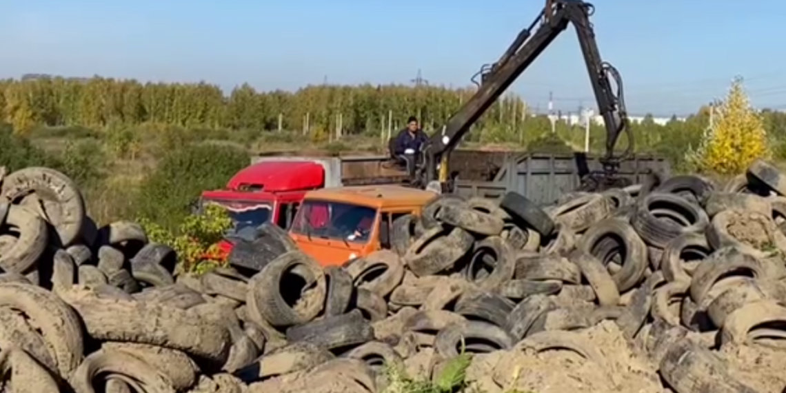 Стихийную свалку автопокрышек вычищают на «Сибирском кольце»