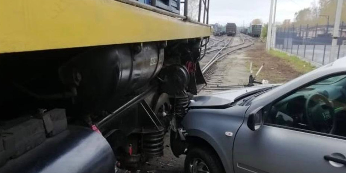 Локомотив влетел в легковушку в Новосибирске