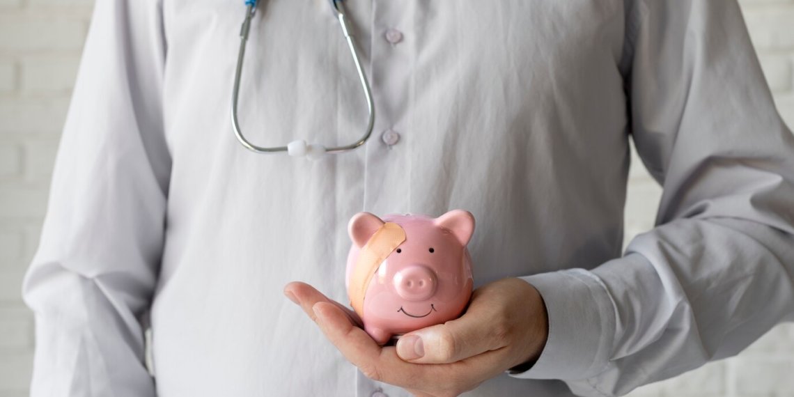 В России продлены программы помощи учителям и врачам