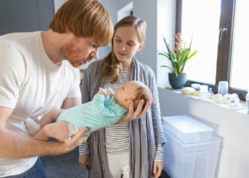 Размер пособия по уходу за ребёнком предложили повысить в России