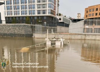 На Михайловской набережной подняли катер, затонувший во время паводка