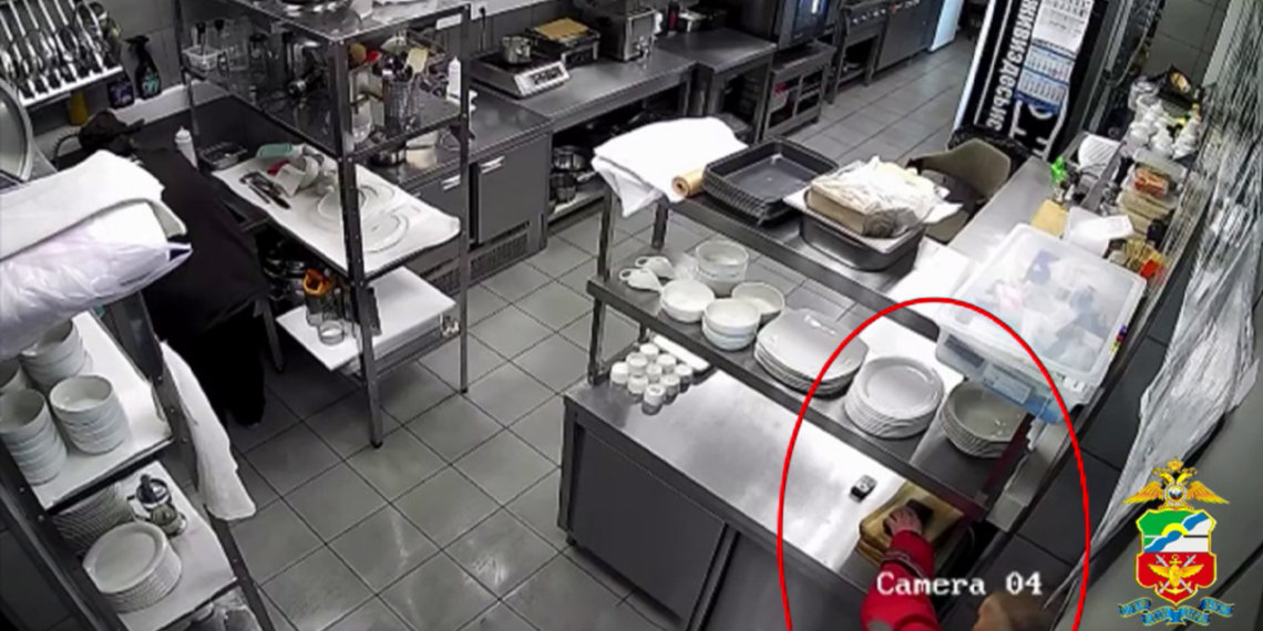 Кемеровчанин стащил телефон из кухни кафе в аэропорту Толмачёво