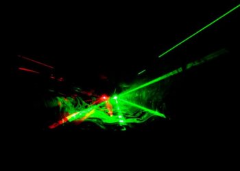 Пилотов на рейсе Новосибирск — Москва ослепили лазером