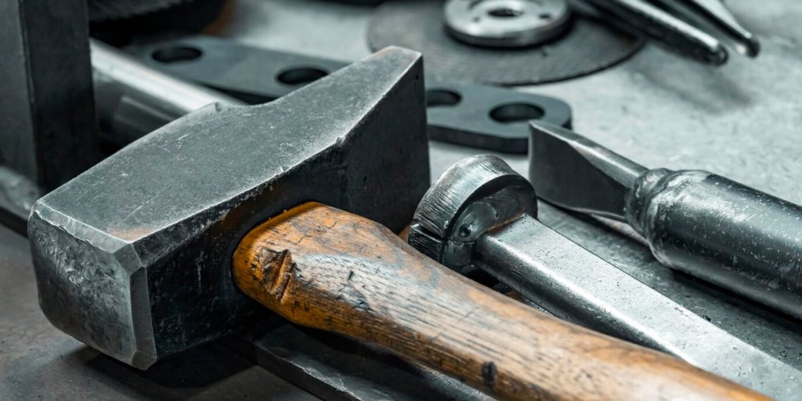 Подросток с молотком напал на одноклассников в российской школе