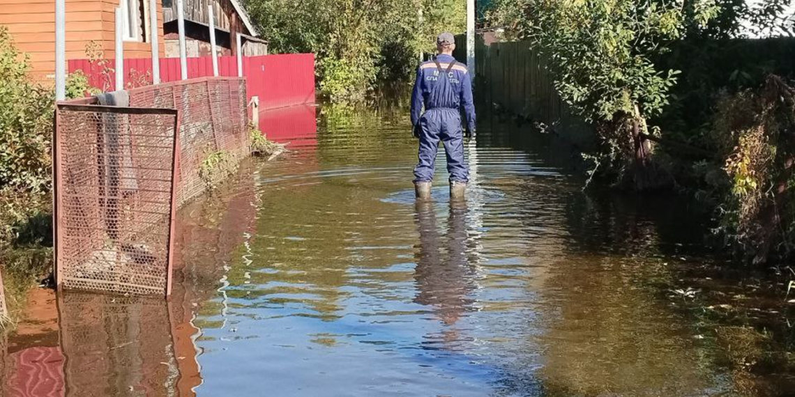 Два дня спасатели откачивают воду из затопленного новосибирского СНТ