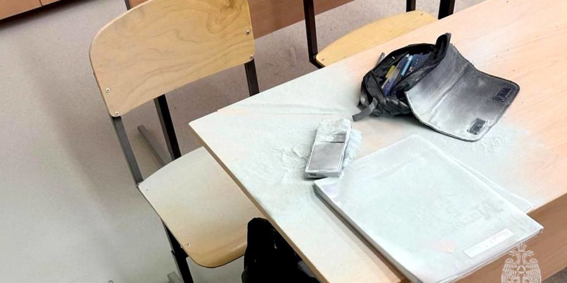 Школу в Сибири эвакуировали из-за воспламенившегося мобильника