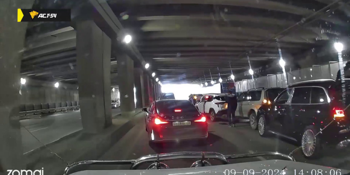 Пять автомобилей столкнулись перед Димитровским мостом в Новосибирске