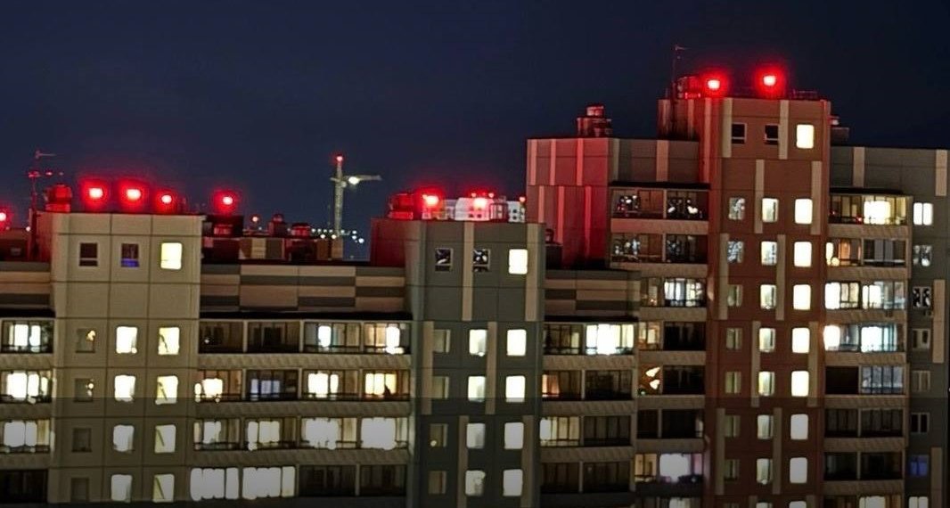 В Новосибирске на 10 домах оборудовали светосигнальные знаки для самолетов