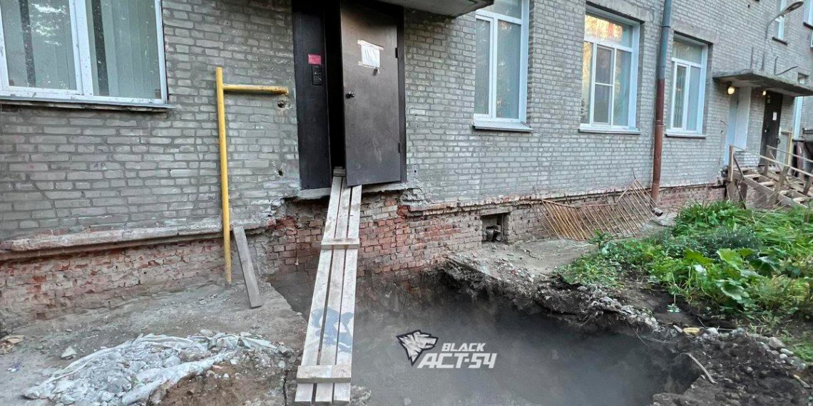 Новосибирцам пришлось стать эквилибристами, чтобы попасть в свой подъезд