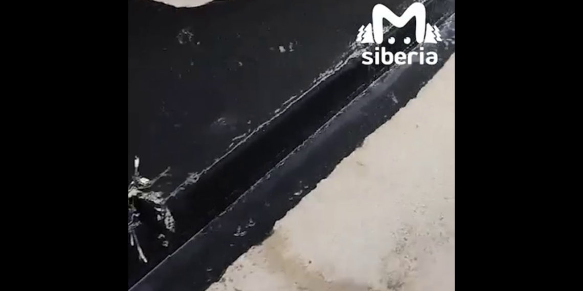 Неизвестная черная жидкость стекает в Обь в Новосибирске