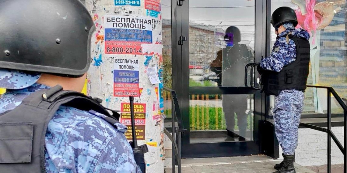 Грабителей магазинов задержали в Новосибирске с поличным