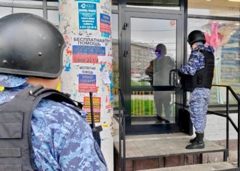 Грабителей магазинов задержали в Новосибирске с поличным