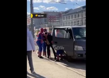 Неизвестные в костюмах Человека-паука похитили парня на остановке в Новосибирске