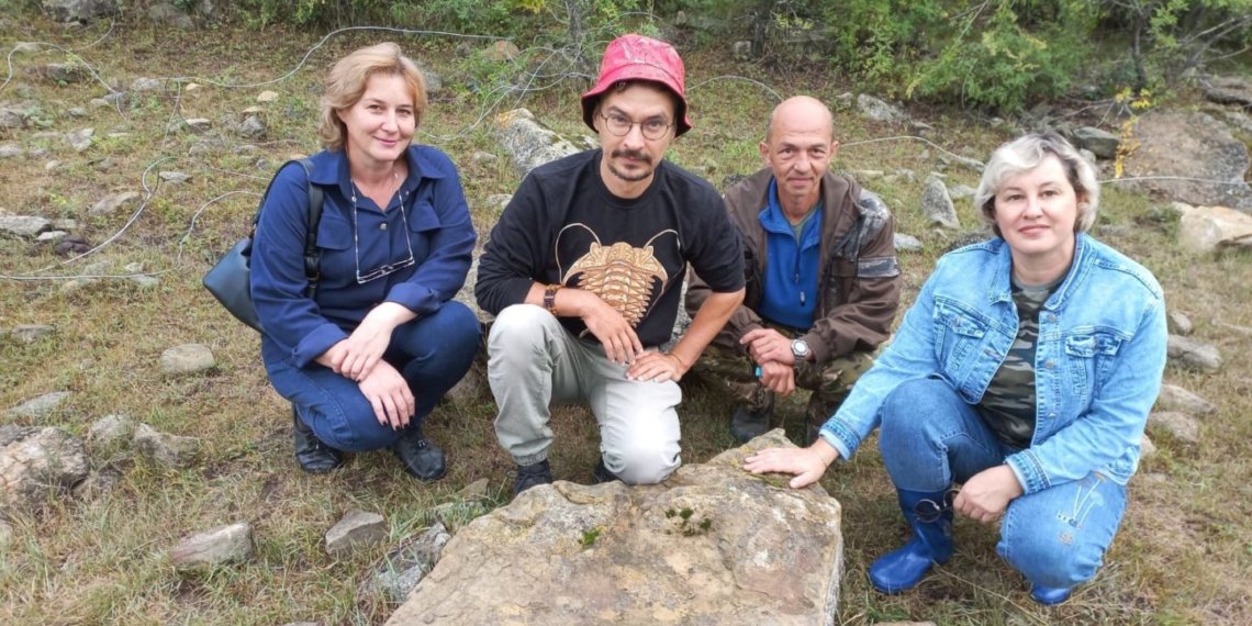 Сибирские учёные нашли следы динозавра на 800-килограммовой каменной плите