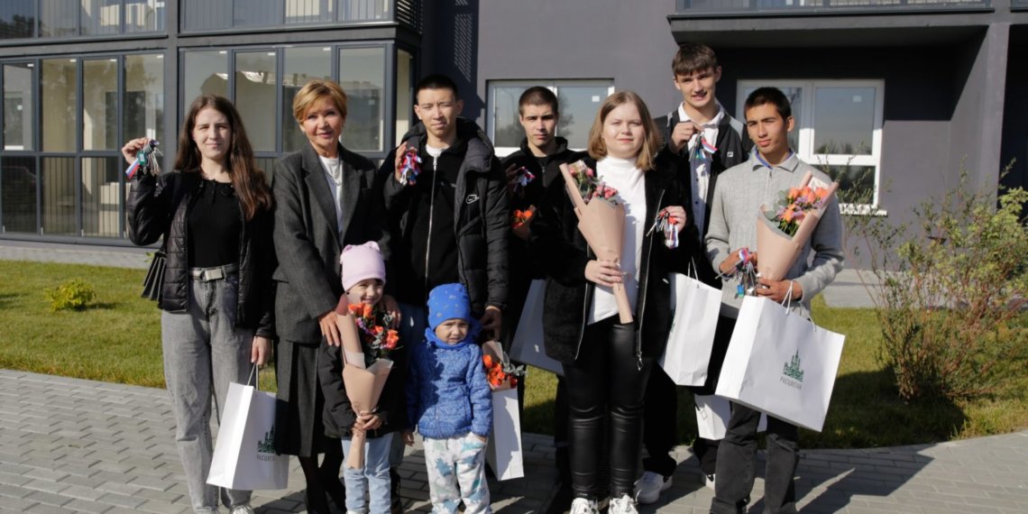 Ключи от новых квартир получили дети-сироты в зелёном пригороде Новосибирска