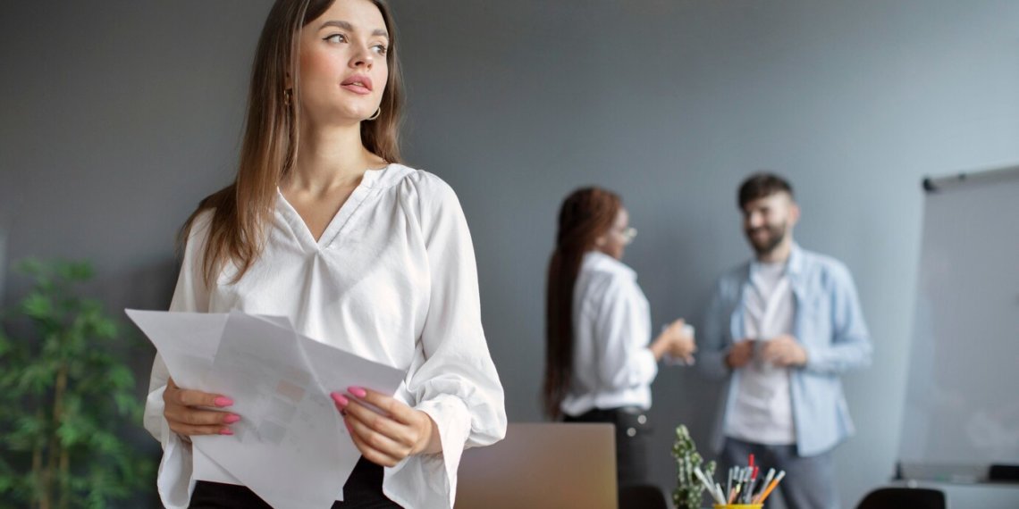 Опоздания, сон на рабочем месте и сплетни: что мешает новосибирцам в карьере