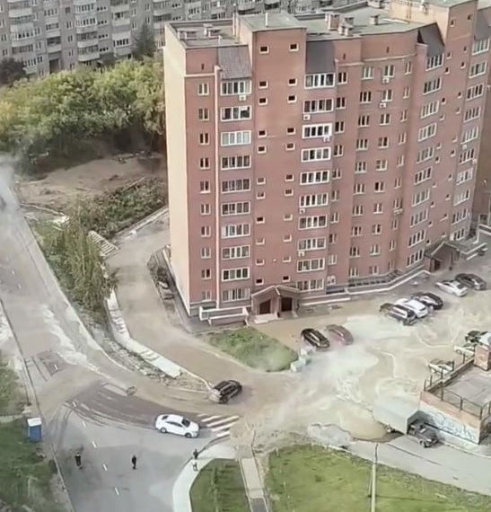 В Новосибирске кипятком залило улицы в Октябрьском районе