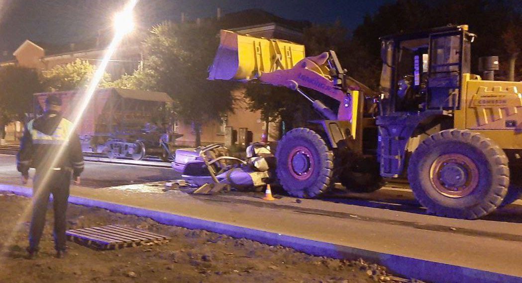 Есть погибшие: погрузчик смял легковушку в Новосибирске