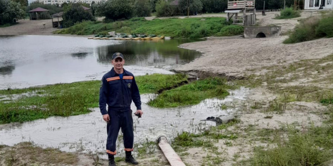 Спасатели открыли путь к насосной станции через лужу-озеро на Севастьянова