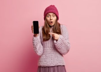 Свыше 30% россиян проводят в смартфоне больше 4 часов в день