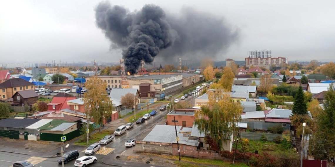 В Новосибирске загорелся склад покрышек