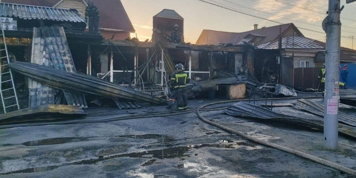 Кафе «Восточная кухня» с пристройкой загорелись в Новосибирске