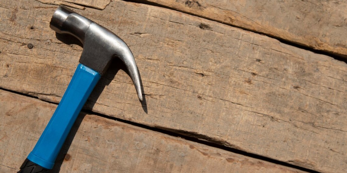 Мужчина напал с молотком на пожилую мать в Омске