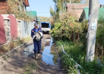 В новосибирском СНТ третий день подряд откачивают воду с улиц