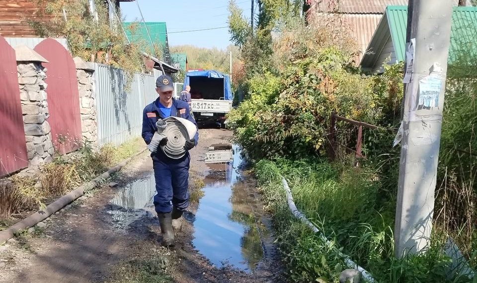 В новосибирском СНТ третий день подряд откачивают воду с улиц