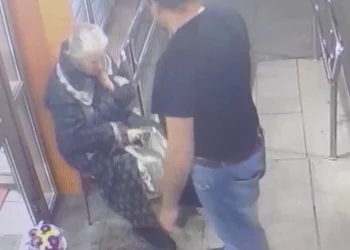 Россиянин ударил кулаком бабушку у магазина