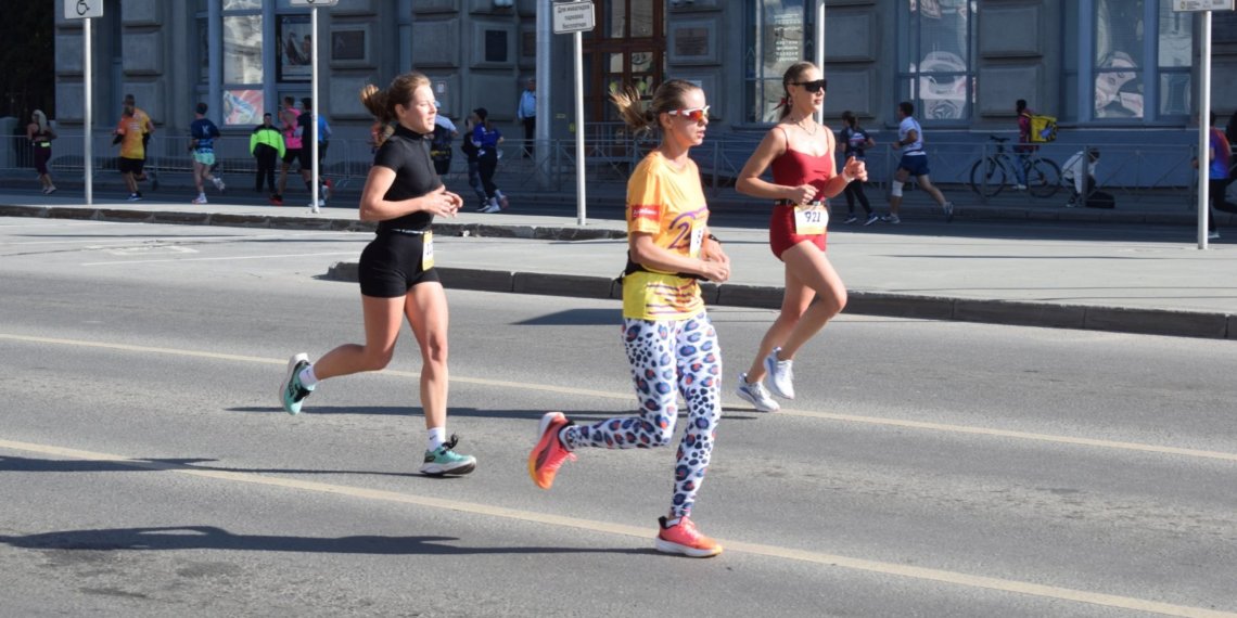Тысячи новосибирцев пробежали полумарафон Раевича