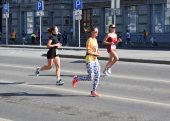 Тысячи новосибирцев пробежали полумарафон Раевича
