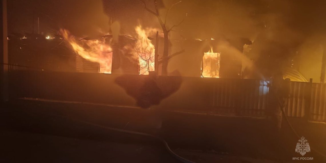 Семья с ребенком погибла во время пожара в Алтайском крае