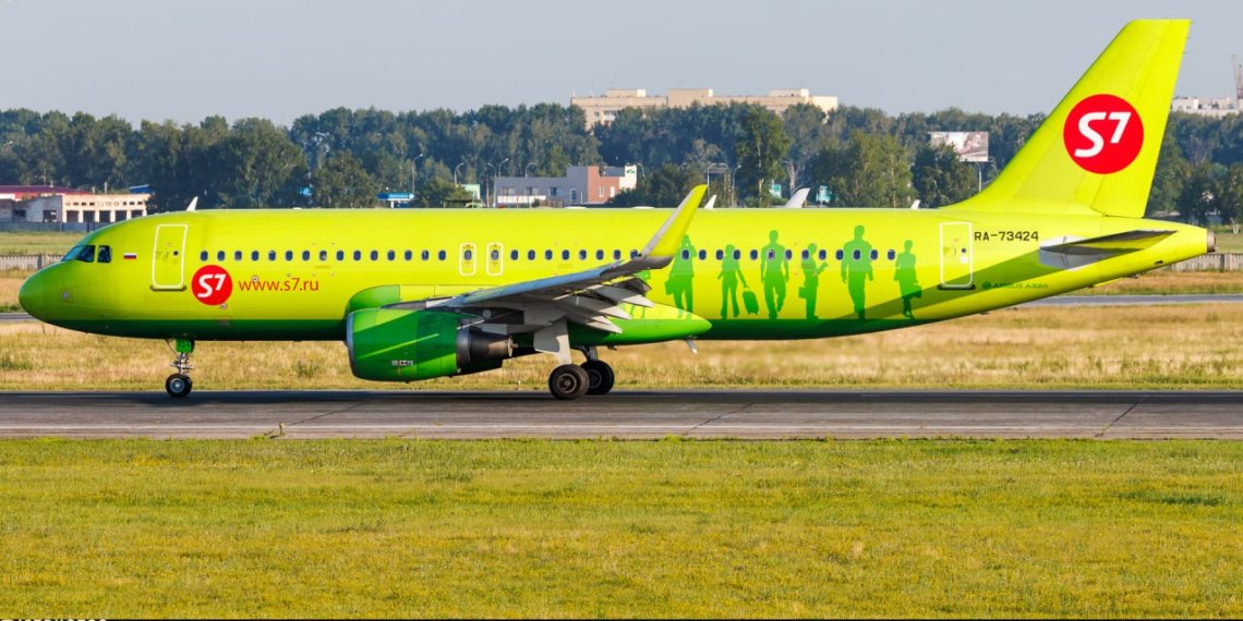 Самолет S7 не смог долететь до Новосибирска из-за самочувствия пассажира