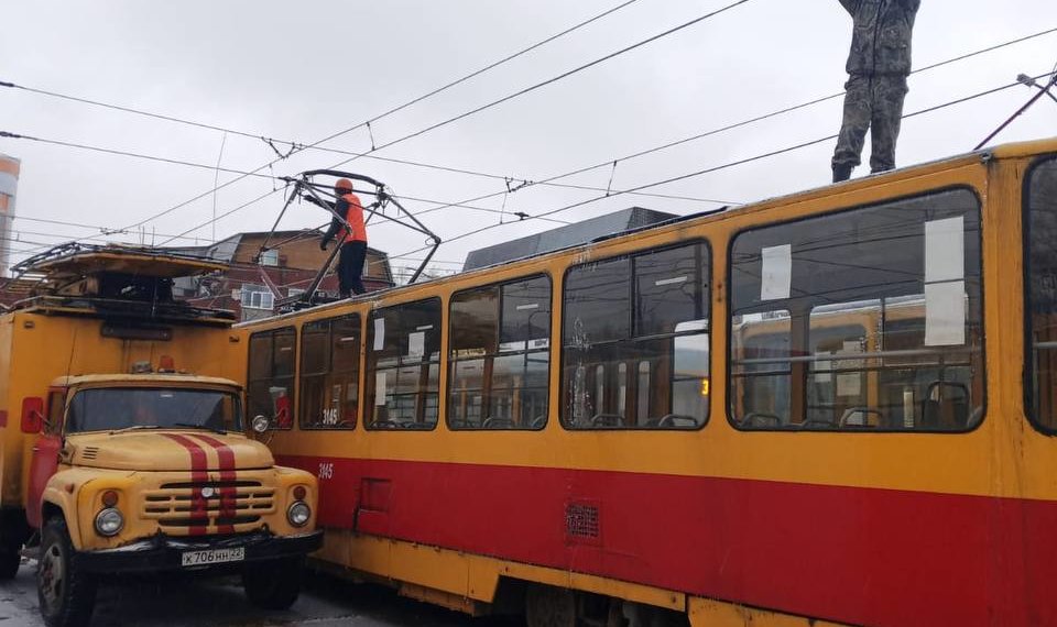 В Барнауле из-за выпавших осадков обледенела контактная сеть