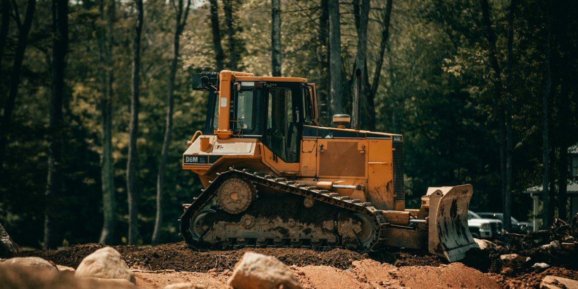 Бульдозеры сносят нелегальную свалку-ларек у Гусинобродского полигона