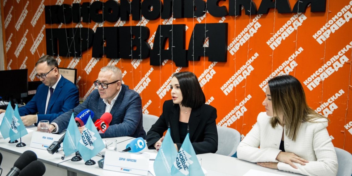 Маски-шоу на пресс-конференции депутатов Полякова и Карасевой