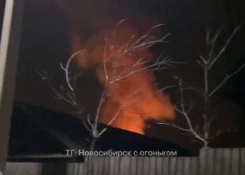 В поселке Кудряшовское загорелась пилорама