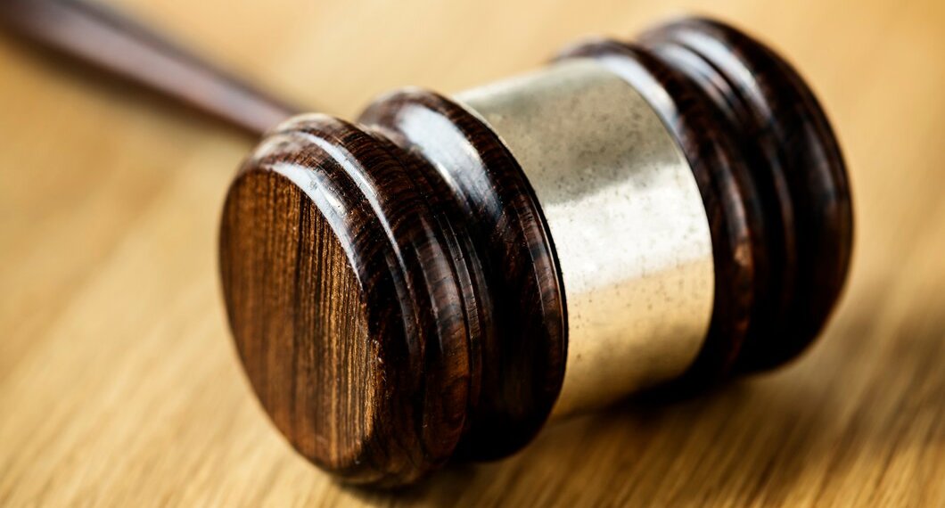 В Новосибирской области осудили мужчину, который выгнал из своего дома незнакомца с помощью гвоздодера