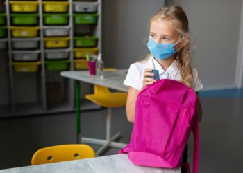 Из-за вспышек пневмонии четыре школы в Новосибирской области перешли на дистанционное обучение