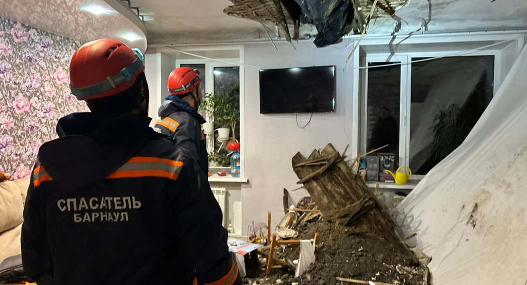 В Барнауле в одном из двухэтажных домов рухнул потолок