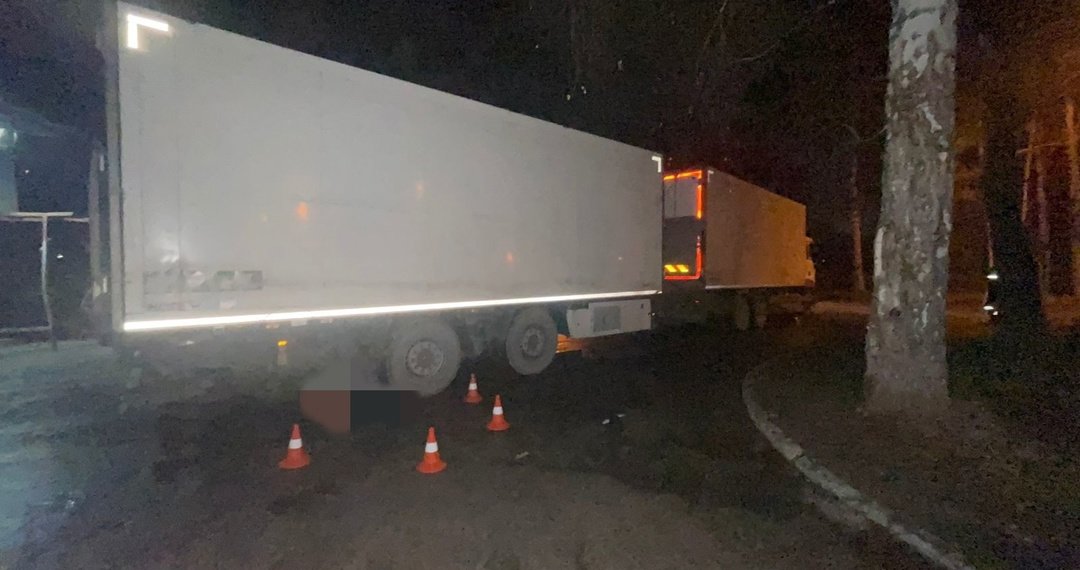 Двигалась задним ходом: фура насмерть переехала новосибирца в Академгородке