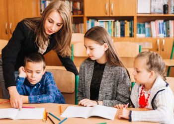 Стало известно, где в Сибири учителям предлагают самые высокие зарплаты