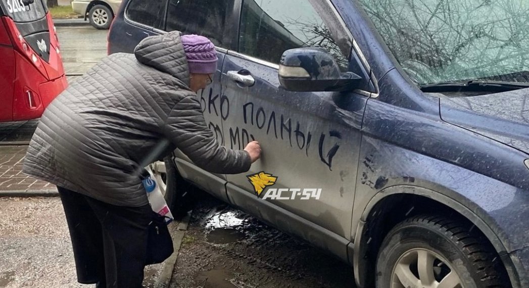 Водитель припарковался на трамвайных путях в Новосибирске