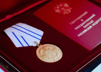По указу Путина две семьи в Новосибирской области были награждены медалями ордена «Родительская слава»