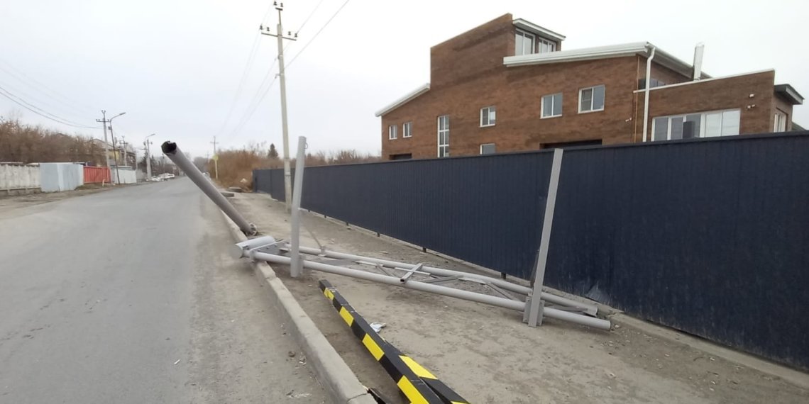 Фура второй раз снесла ограничитель для грузовиков на Хилке в Новосибирске