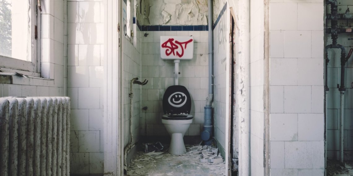 В российских школах проходят проверки из-за запретов школьникам выходить в туалет на уроках